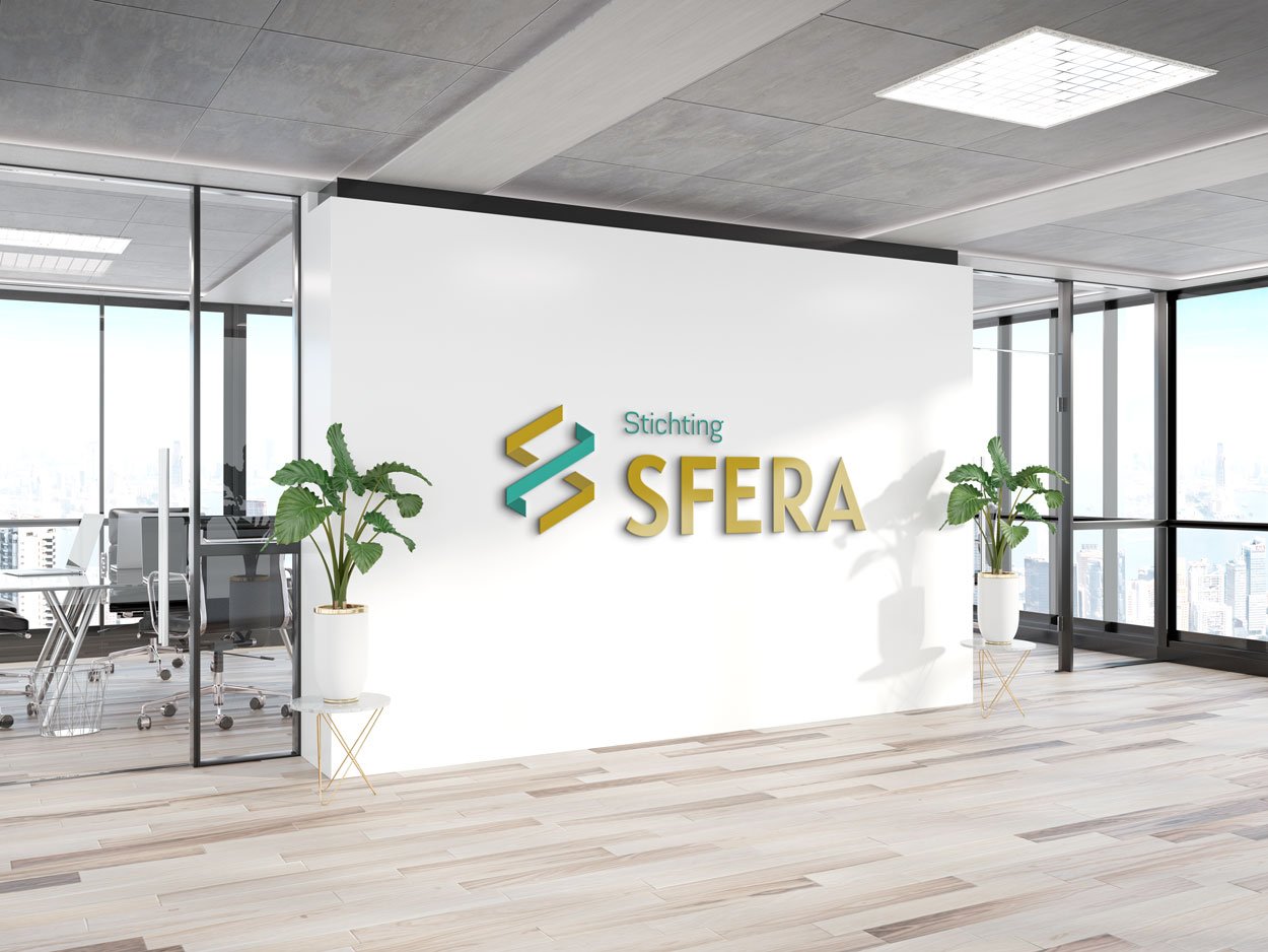 Stichting Sfera logo in een lichte ontmoetingsruimte
